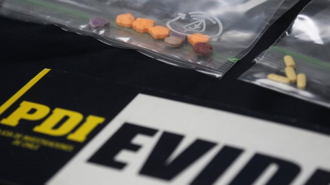 Detienen a mujer que vendía drogas afuera de universidad en Temuco