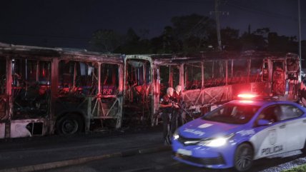   Al menos 35 buses quemados por milicianos armados en Río de Janeiro 