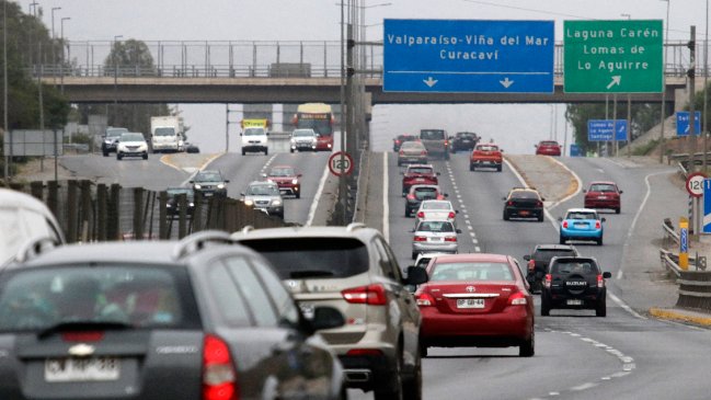 Prevén salida de 400 mil vehículos desde Santiago este fin de semana largo