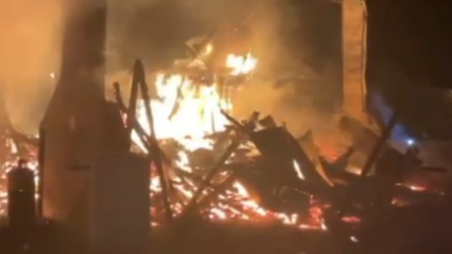 Sujetos encañonaron a familia y quemaron su casa en Lumaco