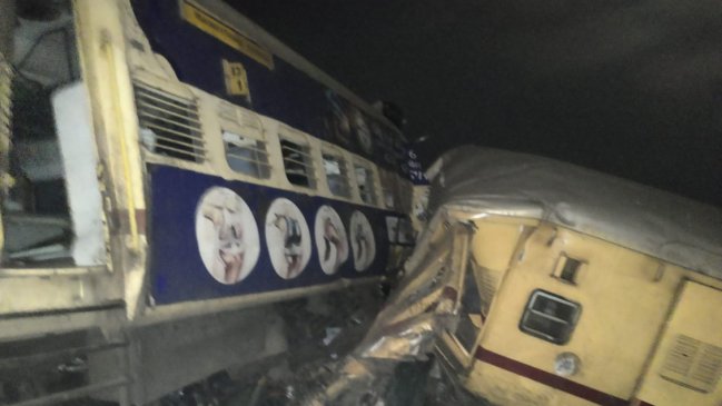  Al menos nueve muertos y decenas de heridos dejó choque de trenes en India  