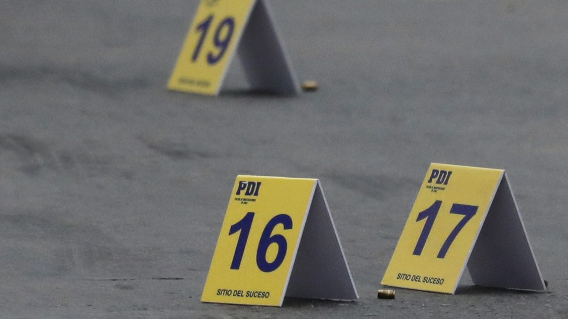 Policías investigan tres homicidios ocurridos esta madrugada en Santiago