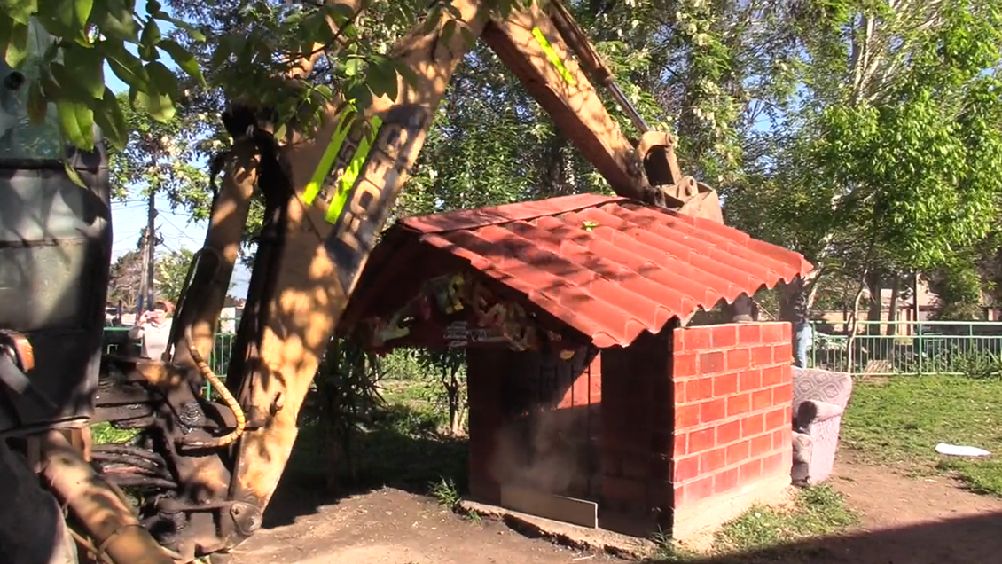 El primero fuera de Santiago: Demuelen memorial narco en Rancagua