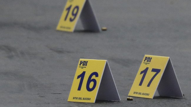 Policías investigan tres homicidios ocurridos esta madrugada en Santiago