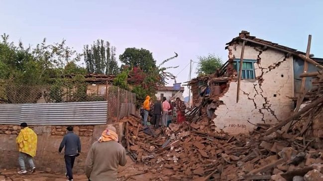  Terremoto en Nepal dejó al menos 132 muertos y 185 heridos  