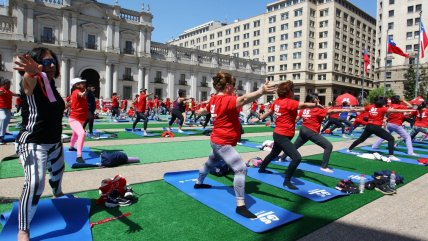  Unas 200 personas celebraron el Día Nacional del Yoga en la Plaza de La Constitución  