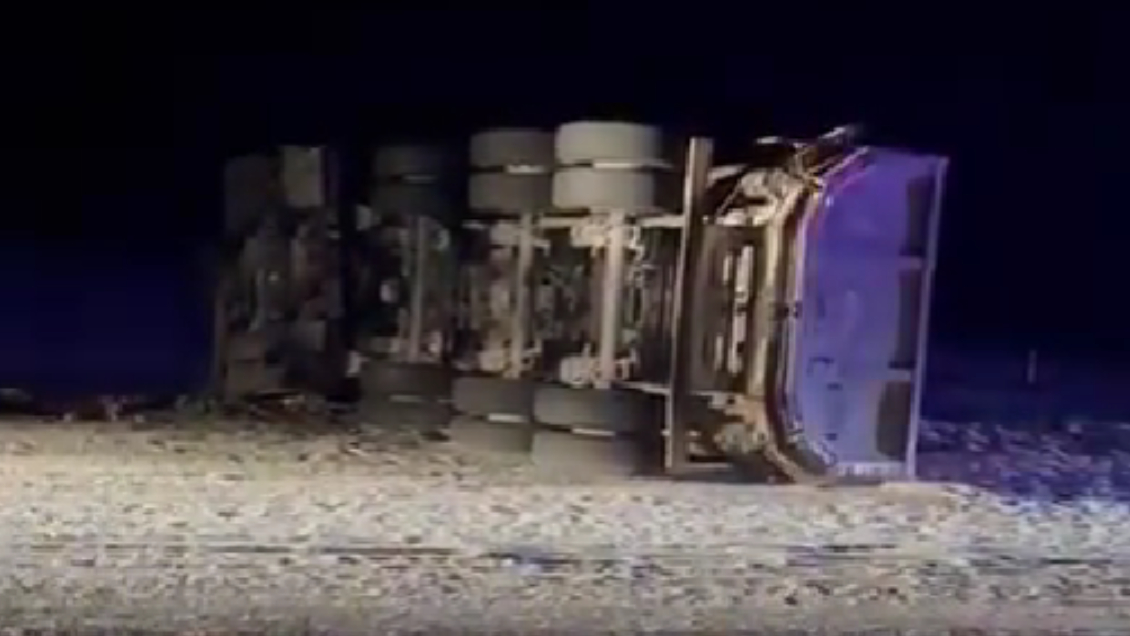 Un muerto y dos heridos graves tras colisión entre camioneta y camión en Iquique