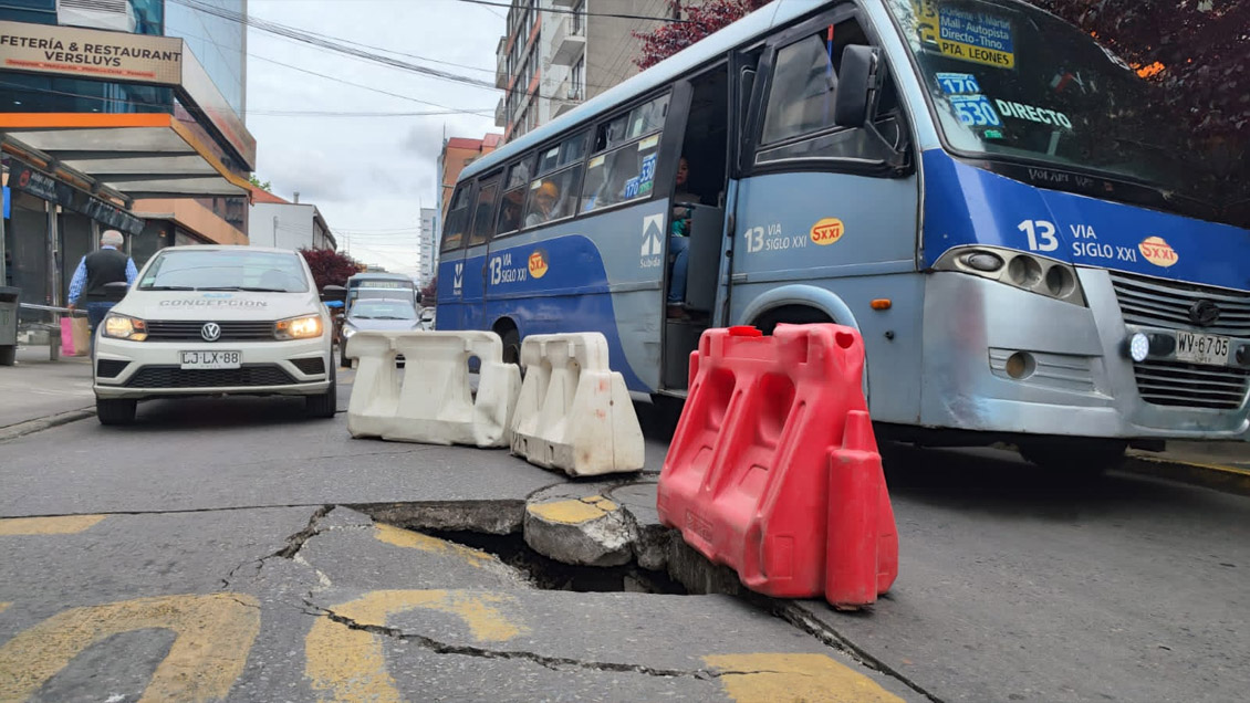 Socavón en plena calle obliga a cortar tránsito en el centro de Concepción