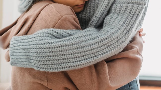 Mujer gana más de 130 mil pesos por hora por dar abrazos a desconocidos