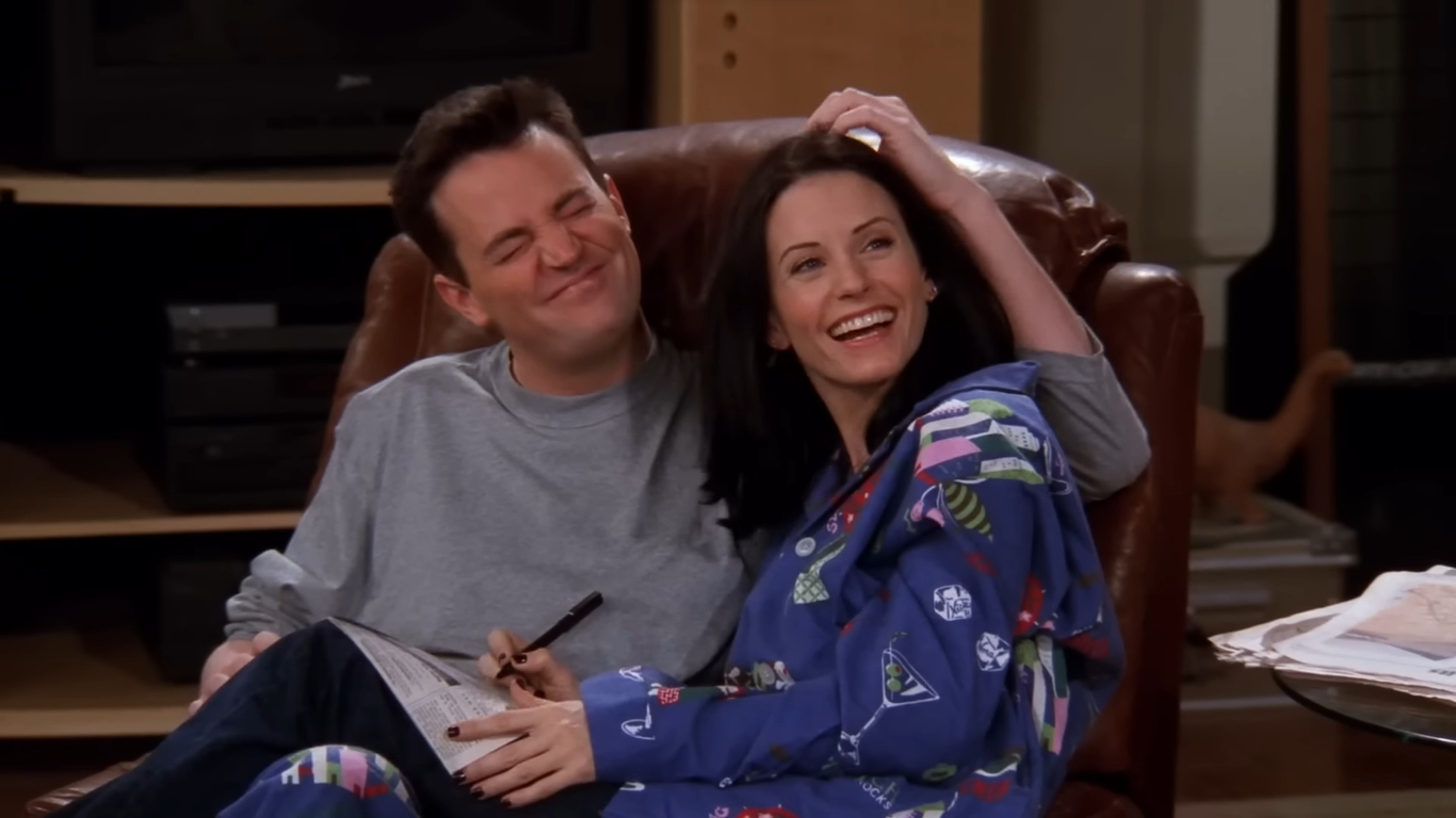 Matthew Perry interpretó a Chandler Bing en 10 temporadas, donde fue pareja con Courteney Cox en la serie Matthew Perry interpretó a Chandler Bing en 10 temporadas, donde fue pareja con Courteney Cox en la serie