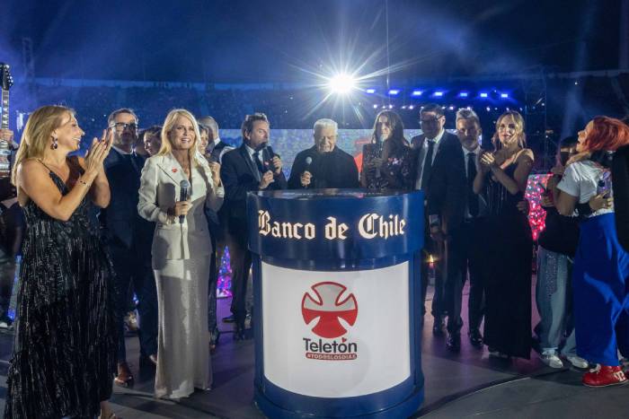 el cierre de la teleton en el estadio nacional con todos los animadores