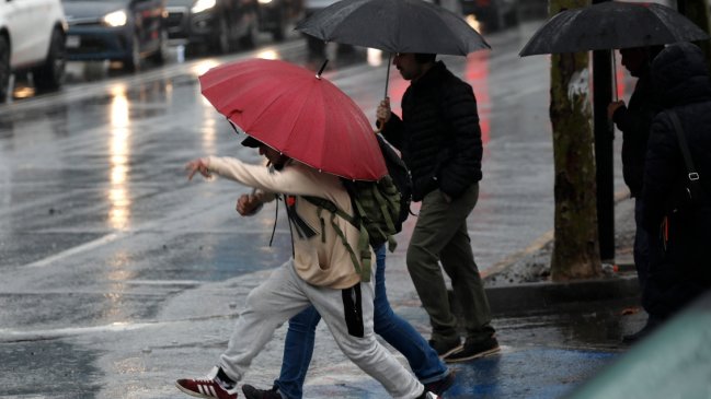   Pronóstico de lluvia en Santiago: ¿Cuánta agua caerá este viernes? 