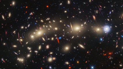  Telescopios Webb y Hubble capturan la postal más colorida del universo  