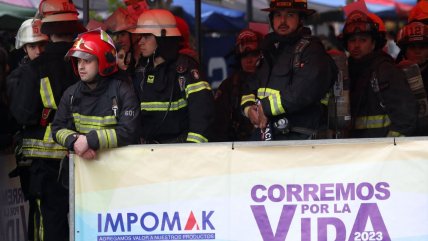   Más de 2.000 bomberos subieron a pie los 62 pisos de la torre del Costanera Center 