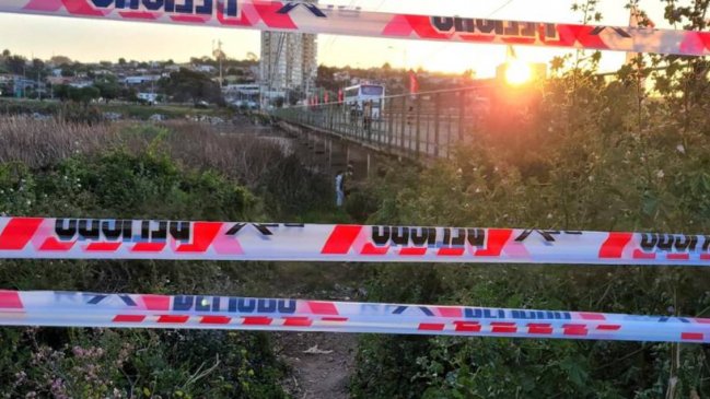 Mujer fue hallada muerta bajo un puente en Concón