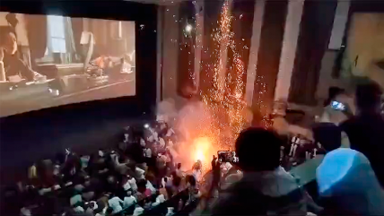  Público lanzó fuegos artificiales en sala de cine de India  