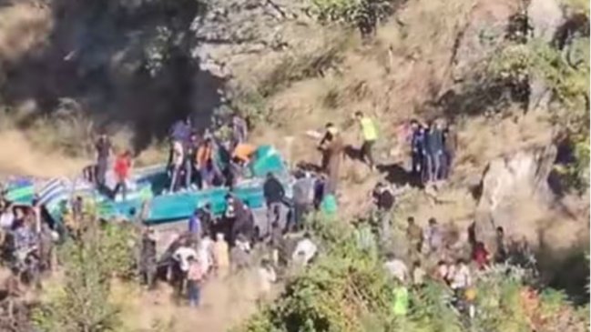   Al menos 36 muertos y 19 heridos tras caer un autobús en un barranco en la Cachemira india 