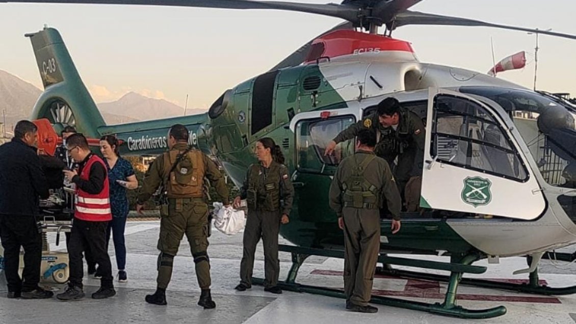 Atacan con una granada a carabinera en Santiago