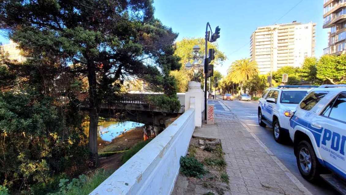 Indagan muerte de hombre que fue encontrado baleado bajo un puente en Viña del Mar
