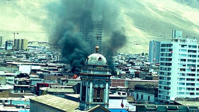  Violento incendio provocó serios daños en una residencial de Iquique  
