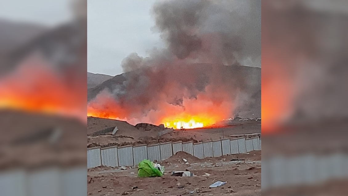Bomberos combate incendio en vertedero clandestino de Alto Hospicio