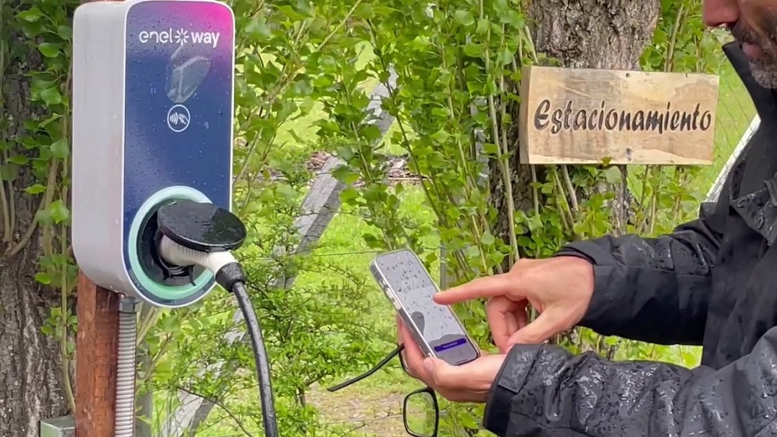Instalan cargadores para vehículos eléctricos en la Carretera Austral