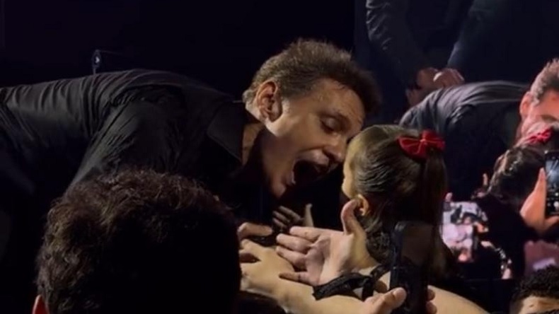 Polémica en México: Critican a Luis Miguel por beso a niña durante concierto