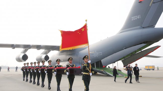 China recibe los restos de 25 soldados chinos muertos en la Guerra de Corea
