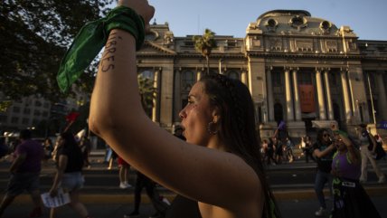  Cientos de mujeres marcharon en Santiago contra la violencia machista  