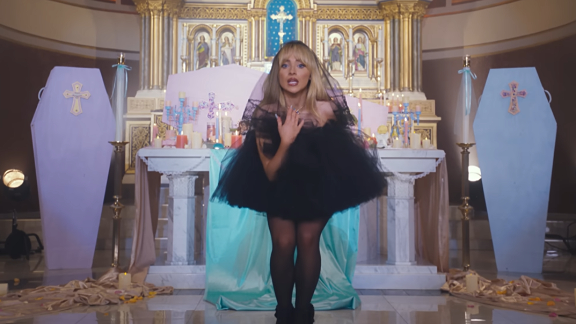Sabrina Carpenter enfureció la comunidad católica de Brooklyn con el vídeo de "Feather