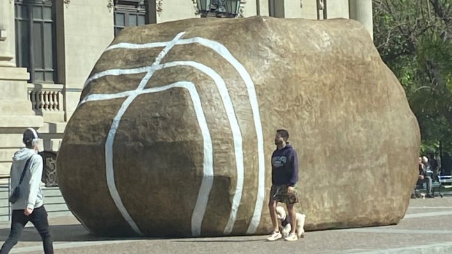   Aparece una piedra gigante a las afueras del Museo de Bellas Artes 