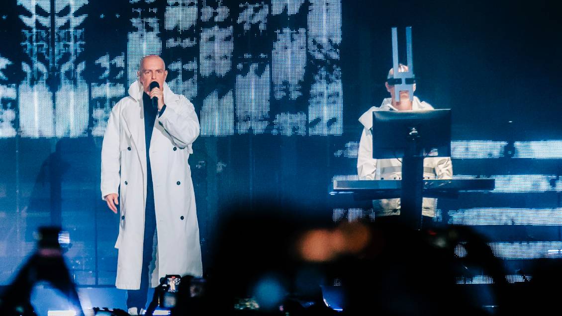 Pet Shop Boys llenó de colores y éxitos el Movistar Arena