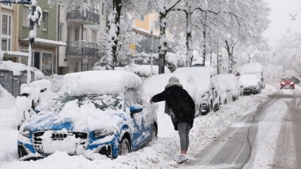  Tráfico aéreo y transporte público suspendidos tras fuertes nevazones en Alemania  