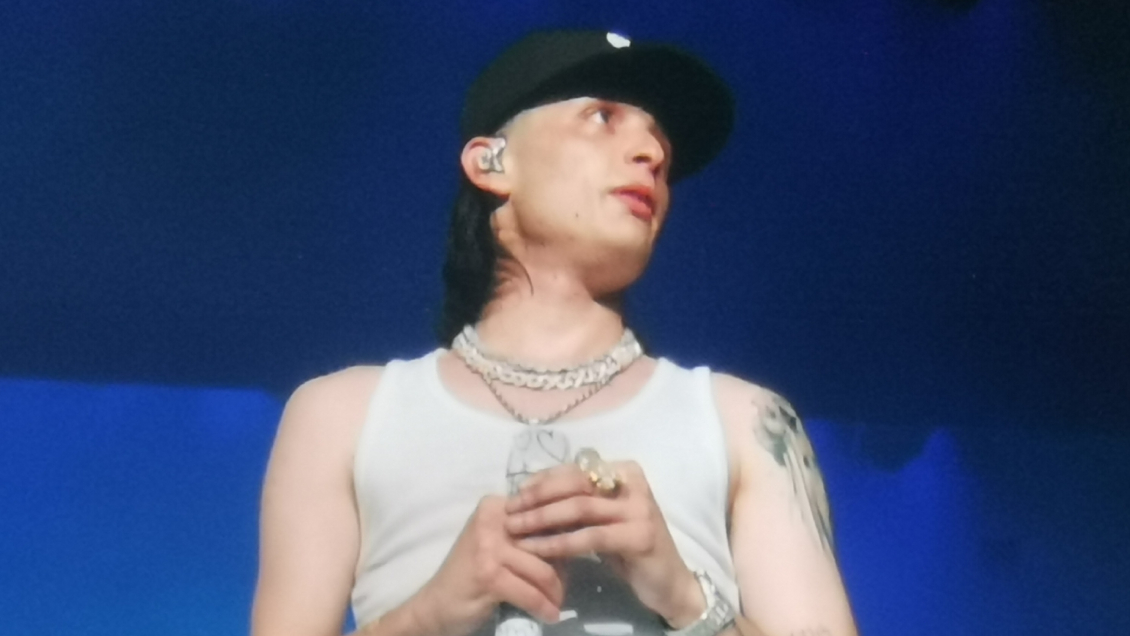 Peso Pluma debutó en Chile con un festín de corridos mexicanos