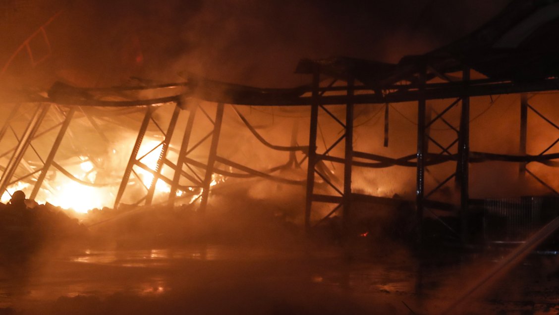 Incendio destruyó conocido restaurante cercano a Torres del Paine