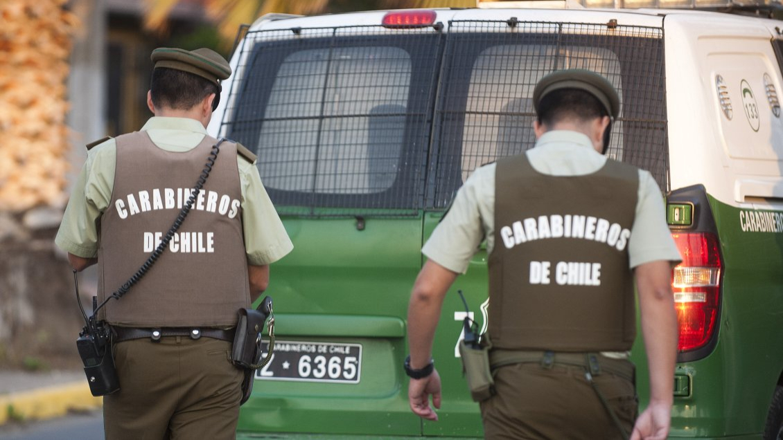 Detienen a dos carabineros tras robar 600 mil pesos a hombre durante fiscalización