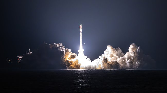 China lanzó por primera vez un cohete espacial desde el Mar Meridional