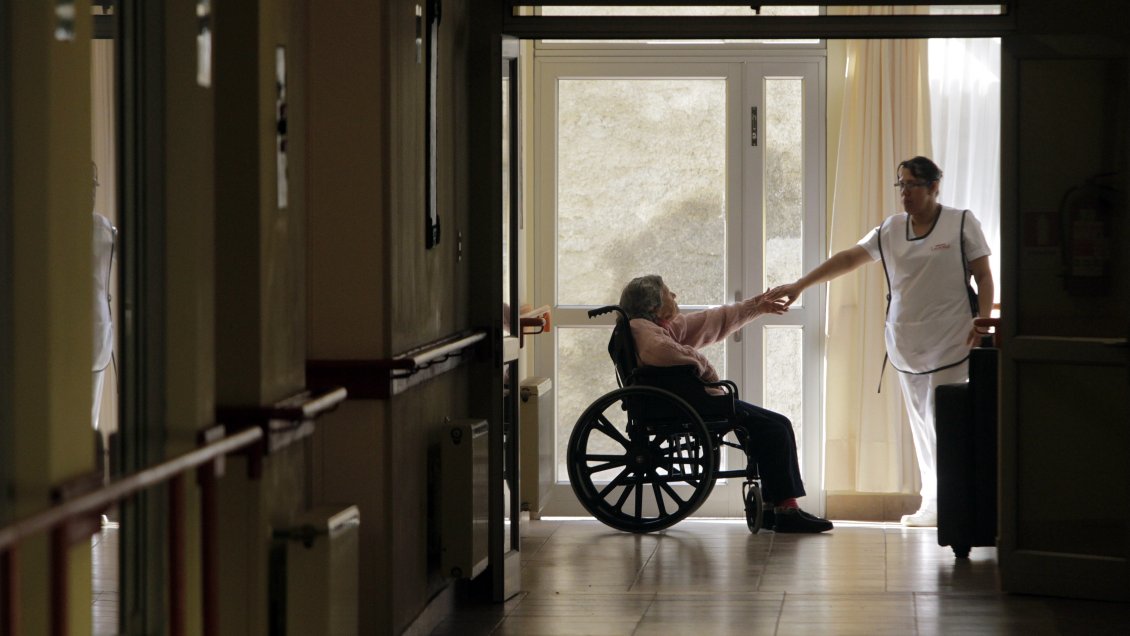 Estudio: Personas que cuidan están satisfechas, pero tienen problemas físicos y psicológicos