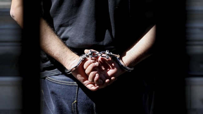 A prisión hombre acusado de matar a su pareja apuñalándola por la espalda