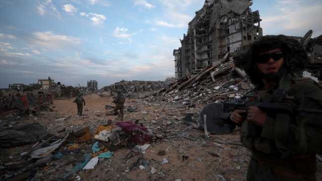 Muertos en Gaza suben a 18 mil mientras Israel llama a milicianos de Hamás a rendirse