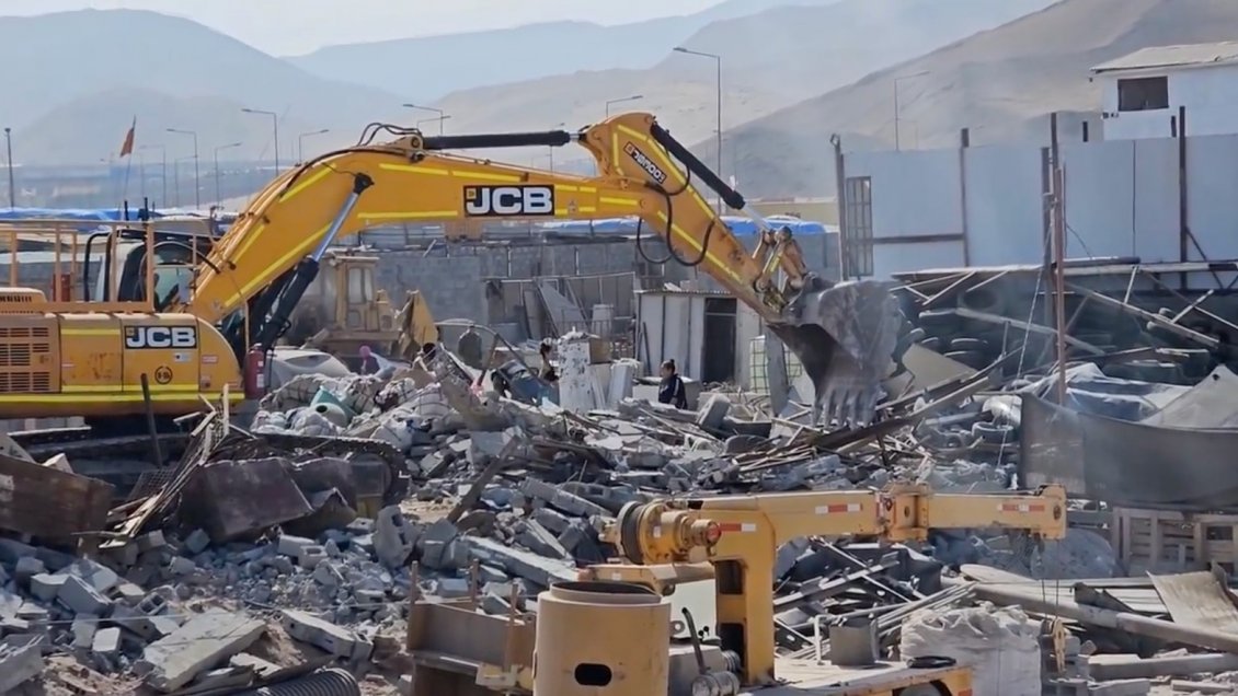 Alto Hospicio: Desalojan y demuelen viviendas de una toma que operaba como vertedero