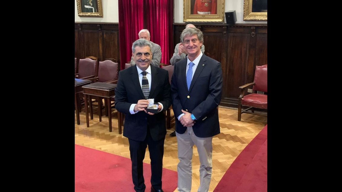 Bomberos de Santiago nombró director honorario a Marco Antonio Cumsille