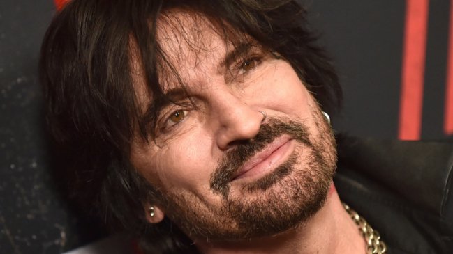 Tommy Lee es denunciado por abusar sexualmente de una mujer en pleno vuelo