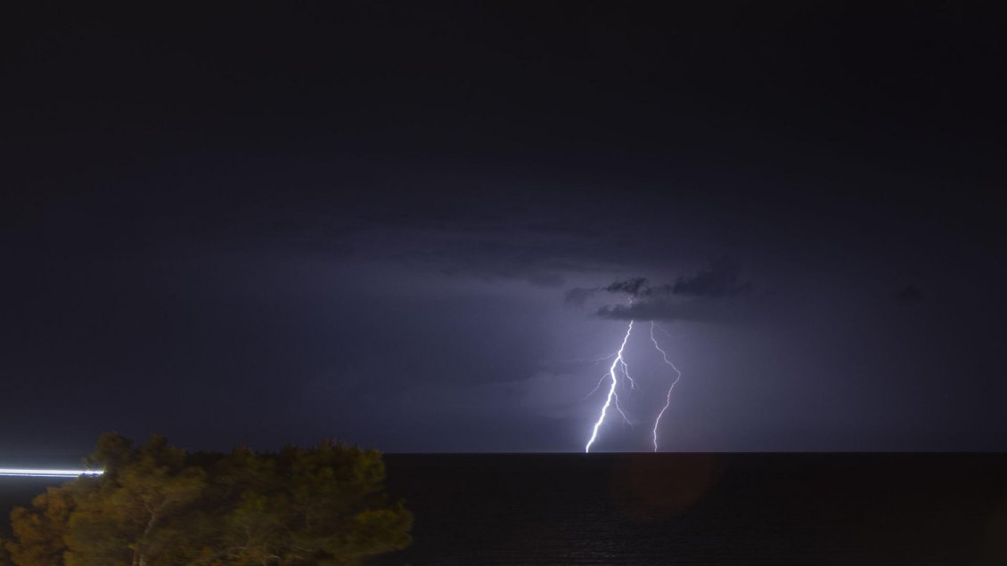 Autoridades decretan alerta preventiva por tormentas eléctricas en Los Ríos