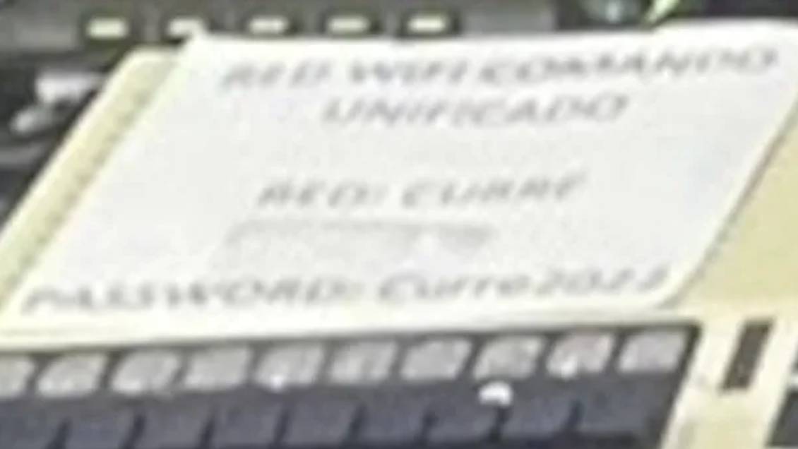 Jefe de redes sociales del Gobierno de Milei publicó la contraseña del WiFi de la policía por error