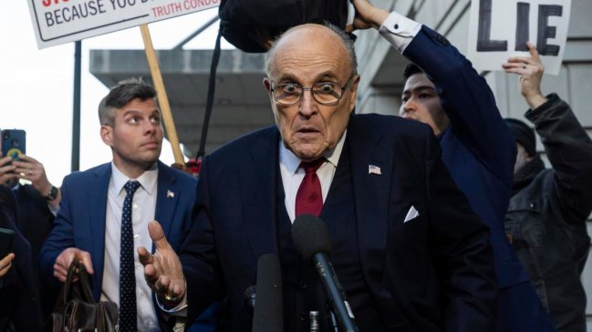 Rudy Giuliani se declara en bancarrota tras su condena millonaria por difamación