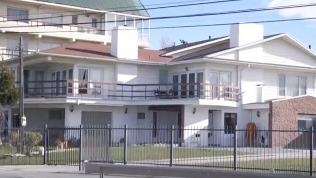 Roban regalos de Navidad desde la reja de la familia Boric en Punta Arenas