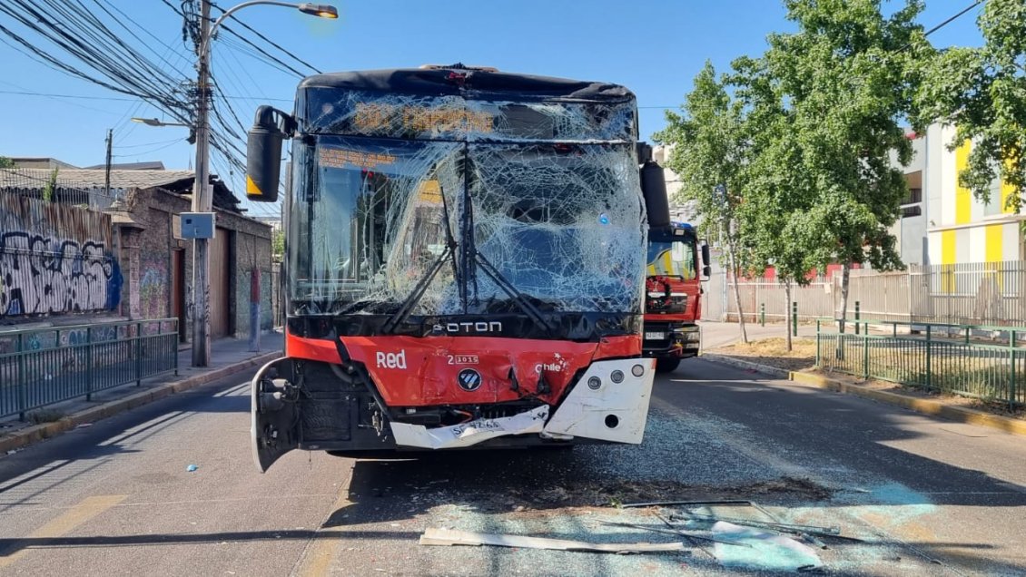 Choque entre buses RED dejó seis lesionados en el centro de Santiago