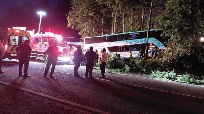 Bus de dos pisos colisionó con letrero de bienvenida de Gorbea