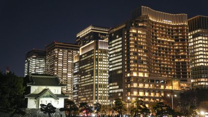  El Palacio Imperial de Tokio se ilumina para recibir el Año Nuevo  